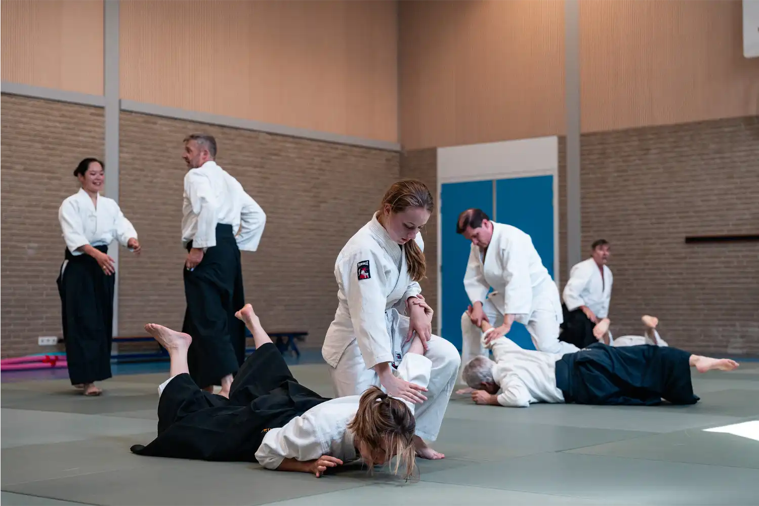 aikido-training-renshinkan-in-actie Aikido-techniek in uitvoering door twee beoefenaars tijdens een les bij Renshinkan